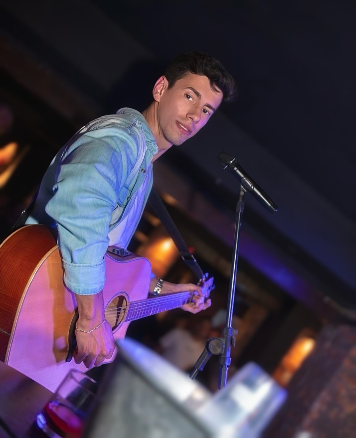 Anderson Junior tocando violão durante uma apresentação