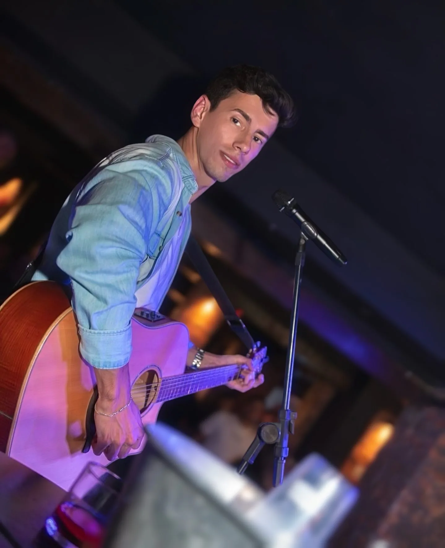 Anderson Junior tocando violão durante uma apresentação